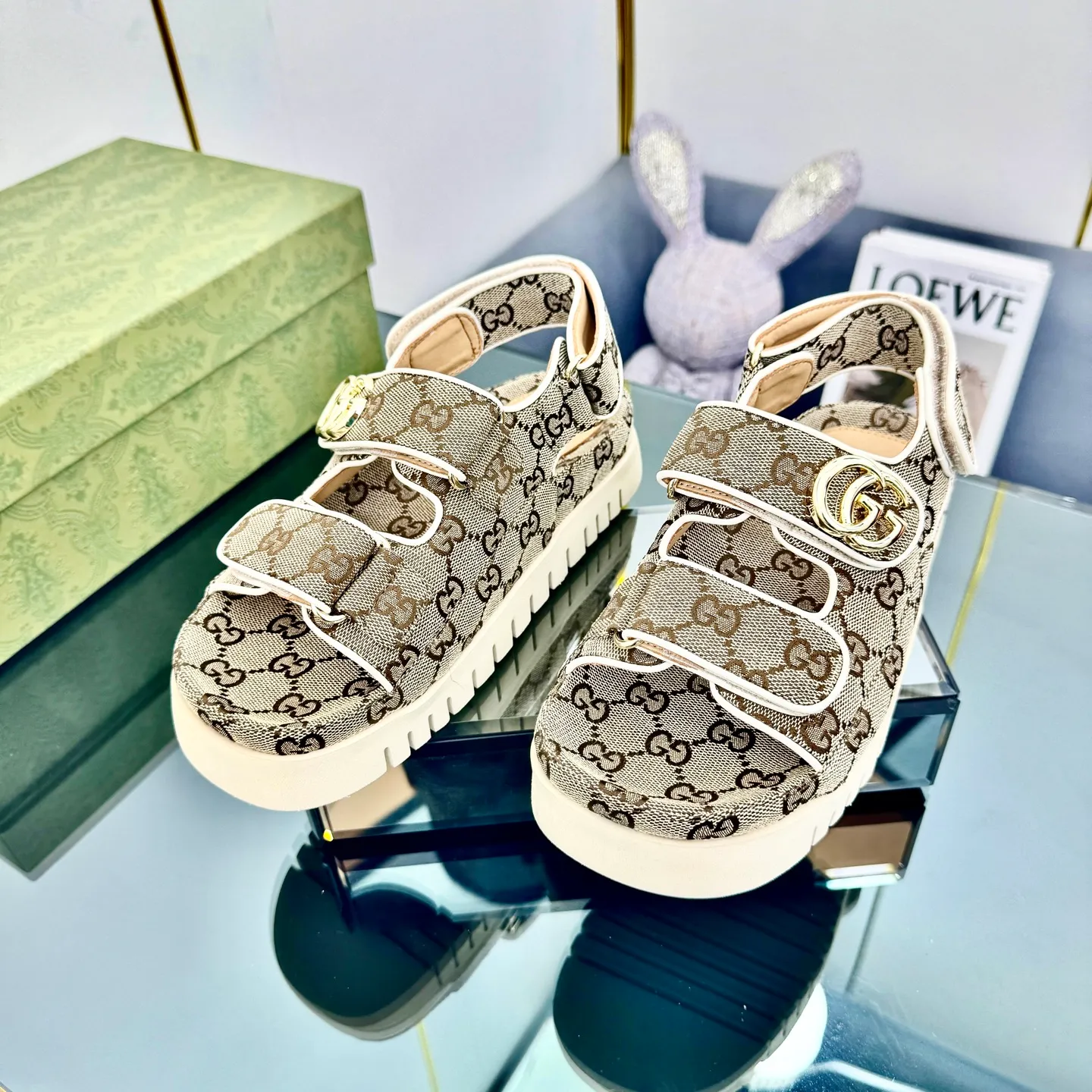 💕💕Factory direct selling price p480💕💕 Gucci2️⃣0️⃣2️⃣5️⃣Official website new Velcro thick-soled sandals‼ ️The entire pair of shoes is developed and manufactured by purchasing ZP, all customized materials, exclusive molded outsole, all details are shipped according to version, and even the packaging is the same as the original product. Size: Female 35-40 Male 39-45